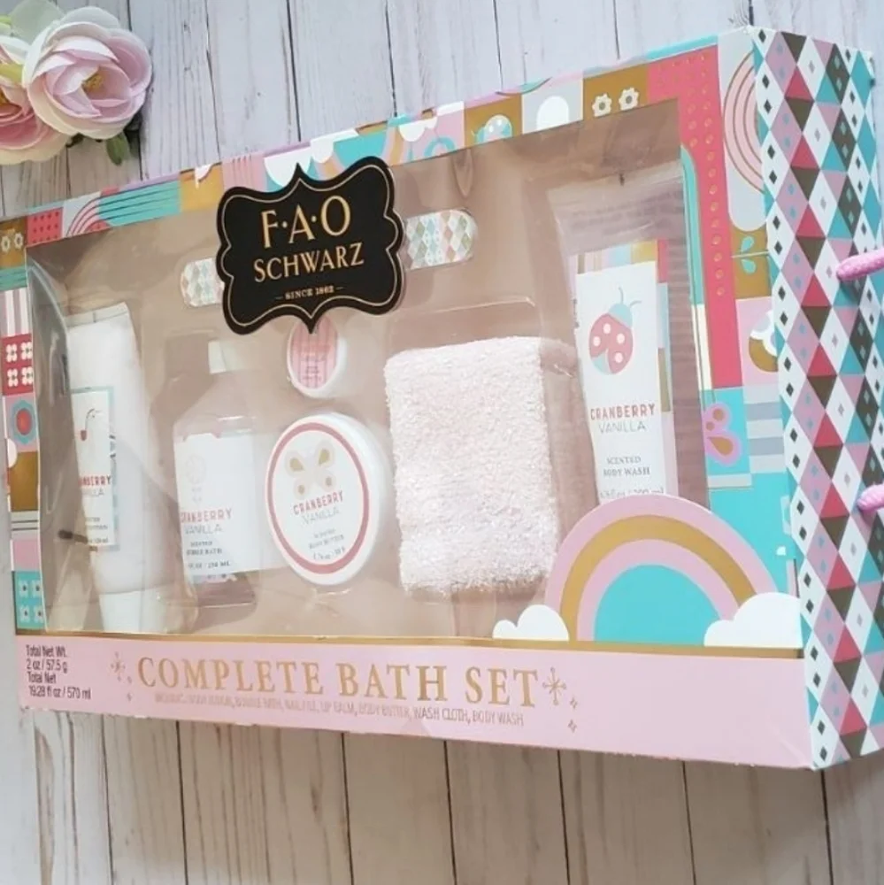FAO Schwarz Girls Complete Bath Gift Set NWT in Gift Box